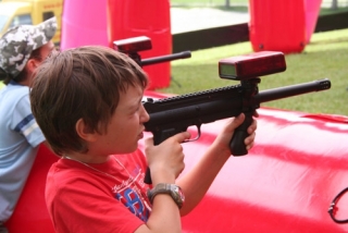  criança com pistola laser 